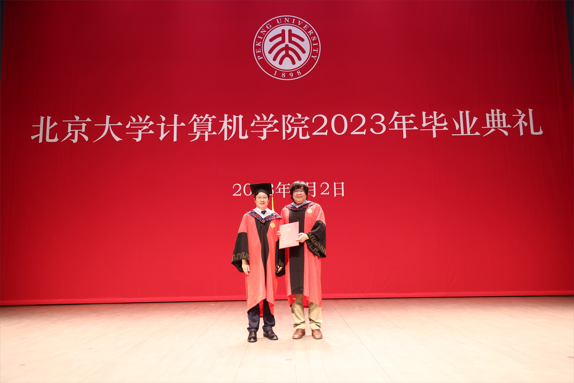 856e66dc479841608c92c9b3bad54b95.jpg 颁发北京大学客座讲席教授聘书.jpg