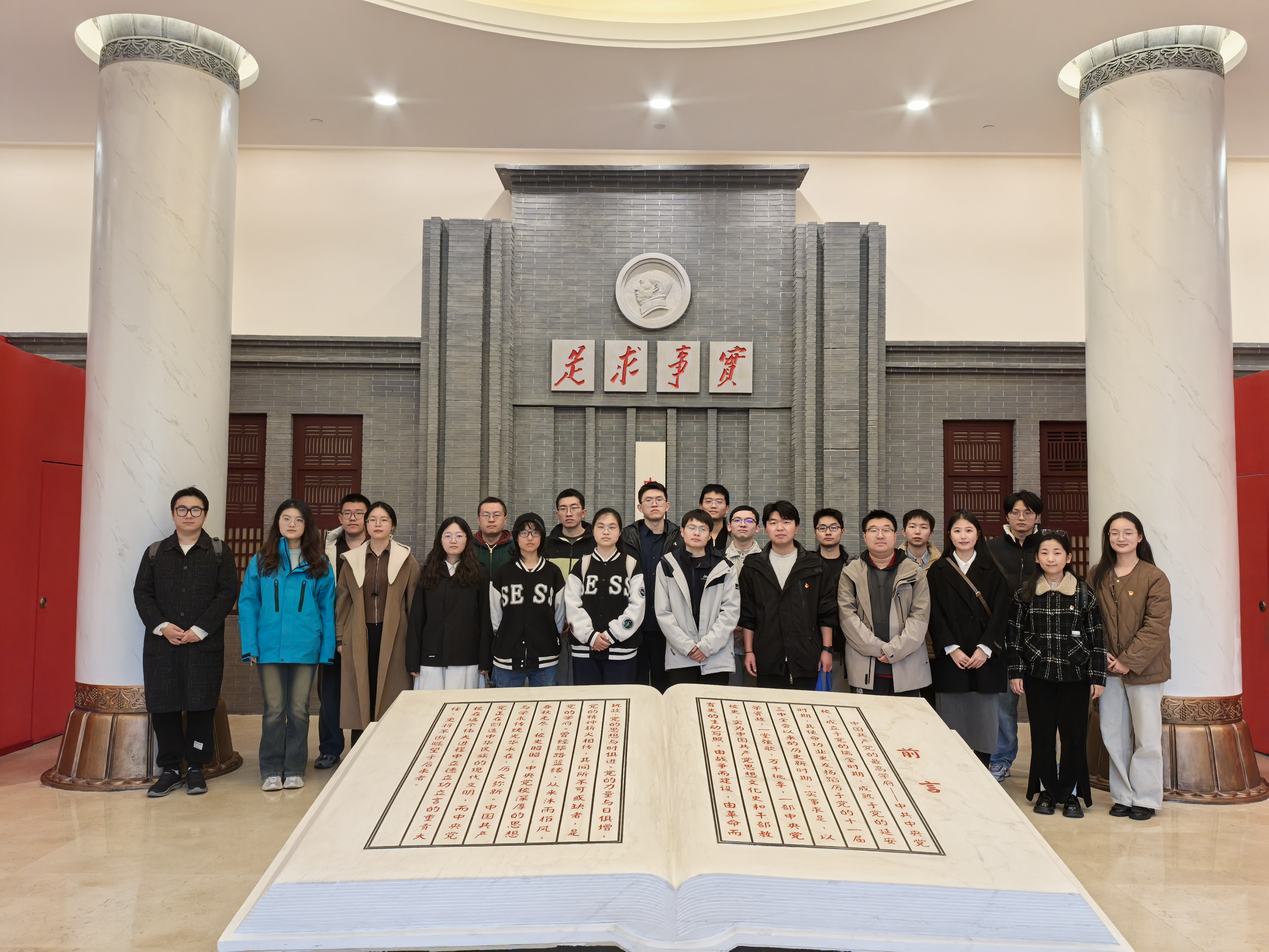全体成员在校史馆内合影.jpg