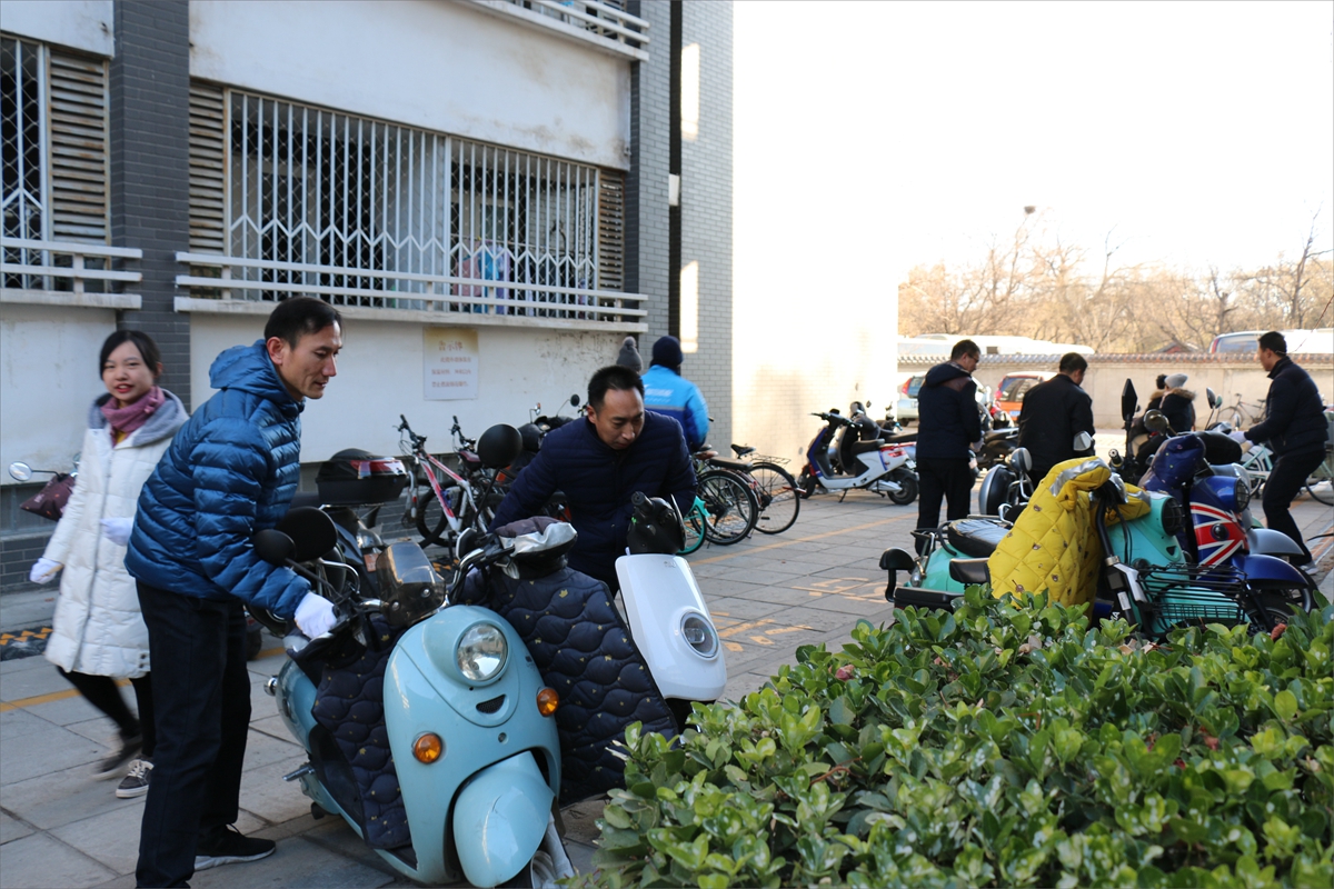 d89770c201a5492e8f8a4c94a7c56e3b.jpg 码放整齐自行车、电动车.jpg
