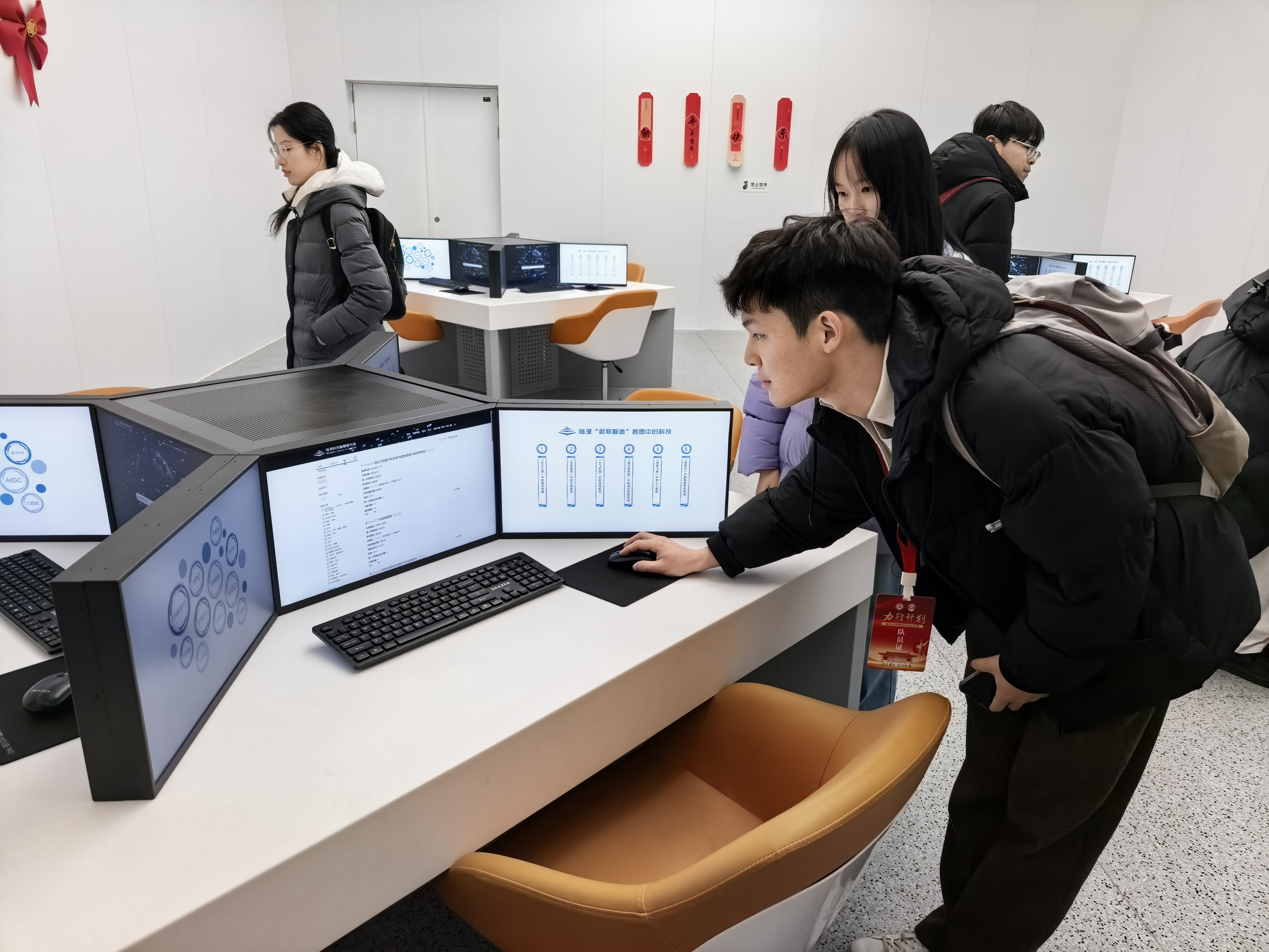 7+实践团体验科技智慧图书馆设施.jpg
