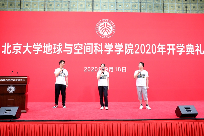 47f60695950d4e53add47a4fbdf90fb9.jpg 7 本科生新生代表快闪演唱_副本.jpg