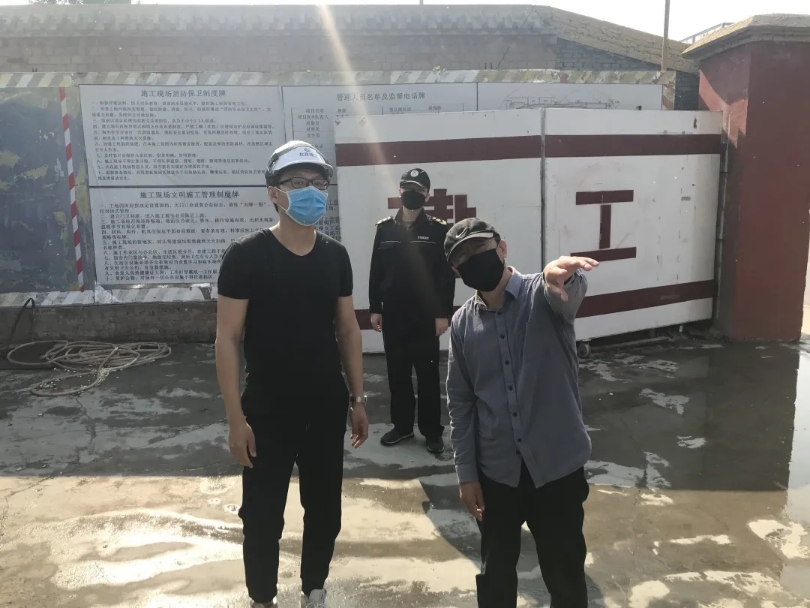 2f88f3ef4b2c4d49b9f4decd45b95abb.jpg 04在景观大楼项目工地进行施工指导.jpg