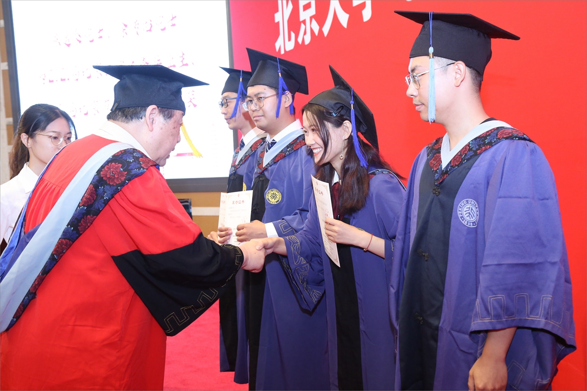 d19b86ebbccb49a188c5533096871d5f.jpg 图9 涂传诒院士为优秀毕业生颁奖.jpg