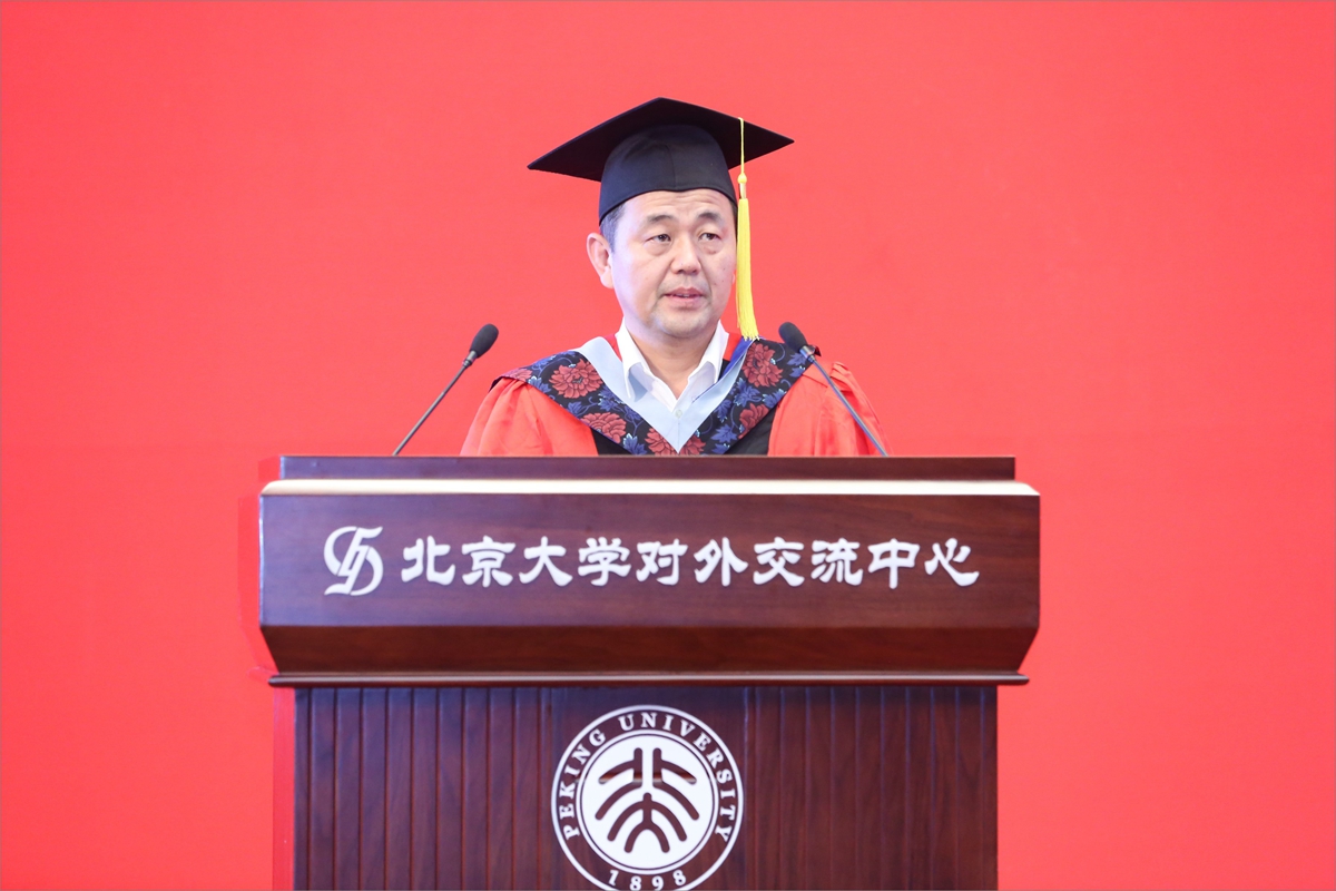 8515850b34ce44ca987fb3e016d97fb7.jpg 图7 刘瑜宣读学院毕业生名单.jpg