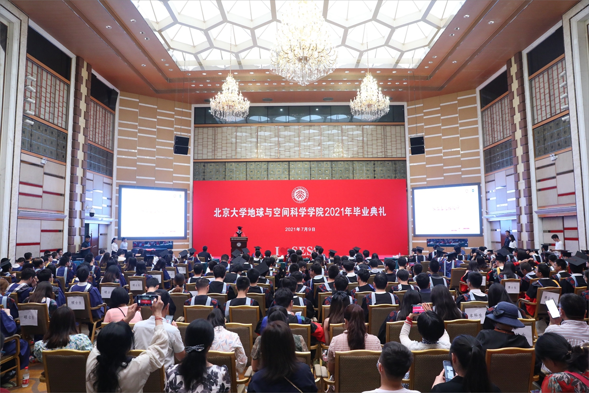 c726c4936a474a9aa6ab33ebffe23ce7.jpg 图1 毕业典礼现场.jpg