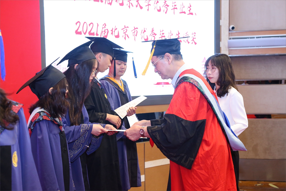 8856523e805e4cc69b09a37e161f6264.jpg 图8 陈运泰院士为优秀毕业生颁奖.jpg