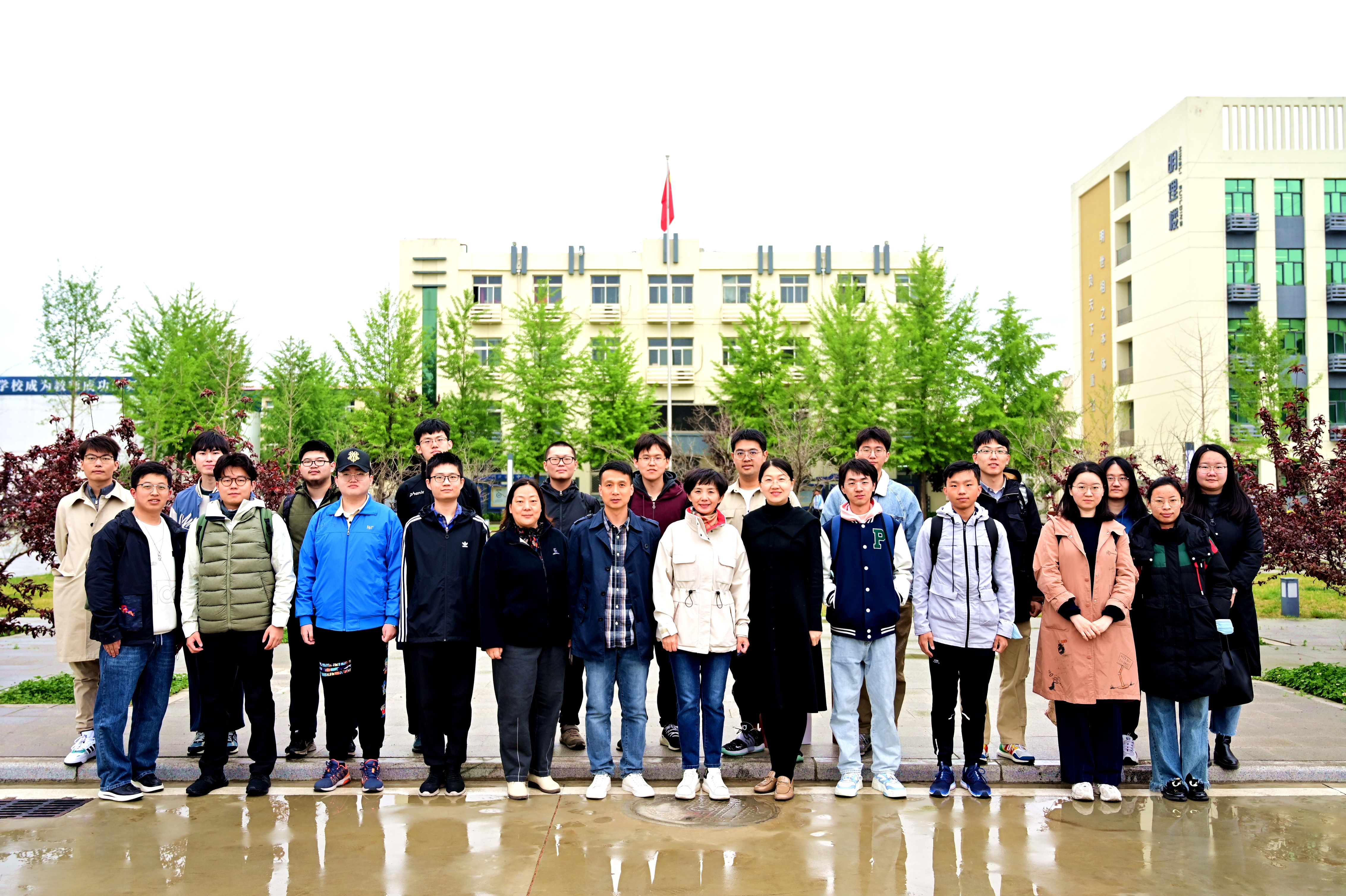 b6bfff715de44610a20264be67c23841.jpg 图3 实践团成员同安新中学老师合影留念.JPG