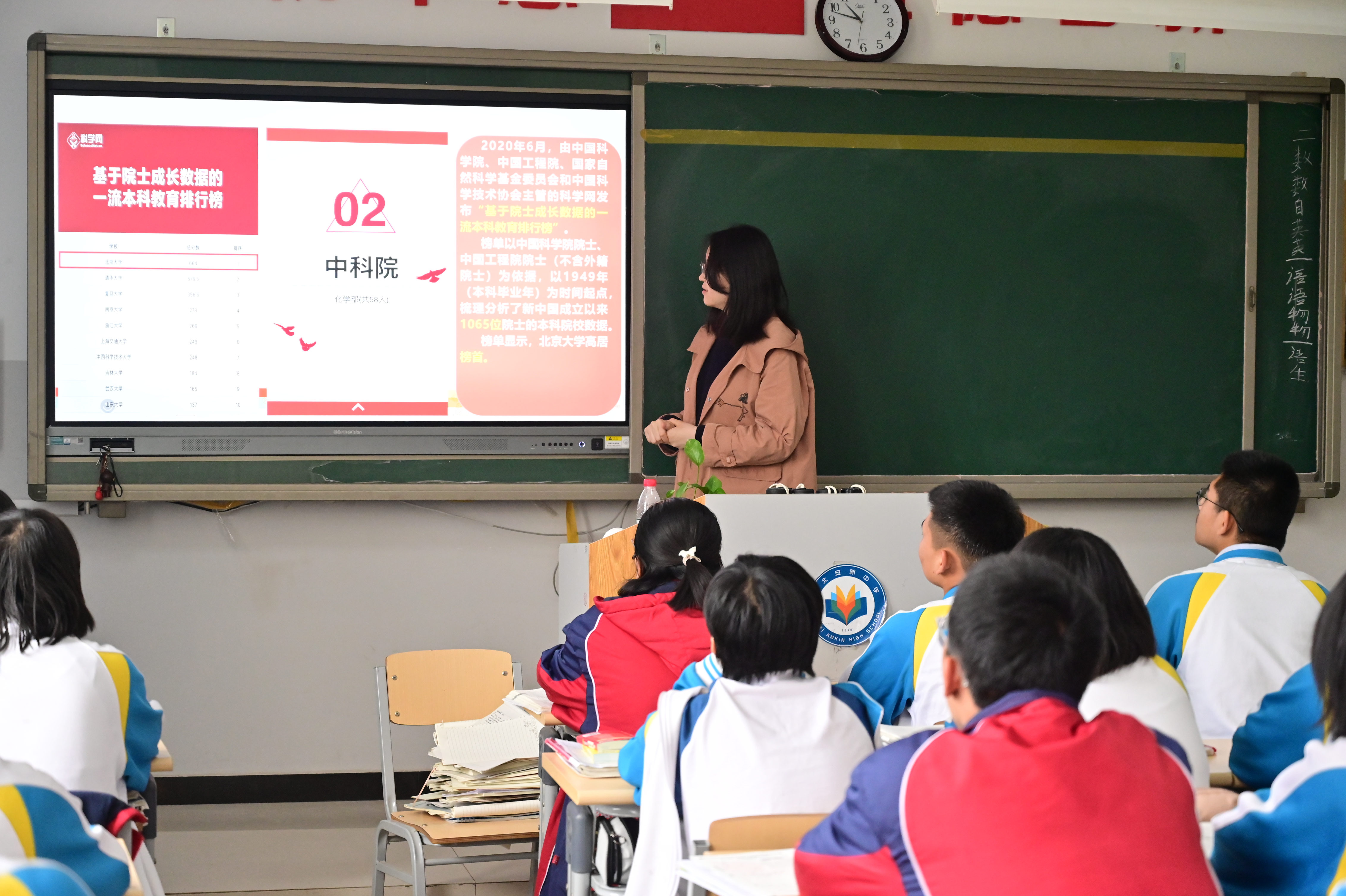 4a5066967ec54ac8b82b67f1df10889c.jpg 图7-6 实践团成员进入各班进行分享.JPG