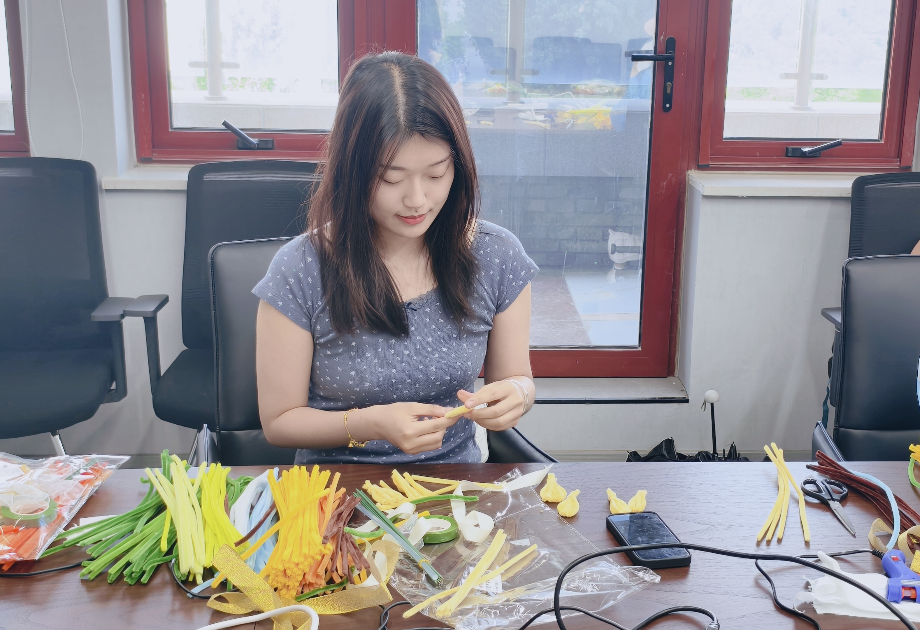 图片20:同学们制作毕业花束.jpg