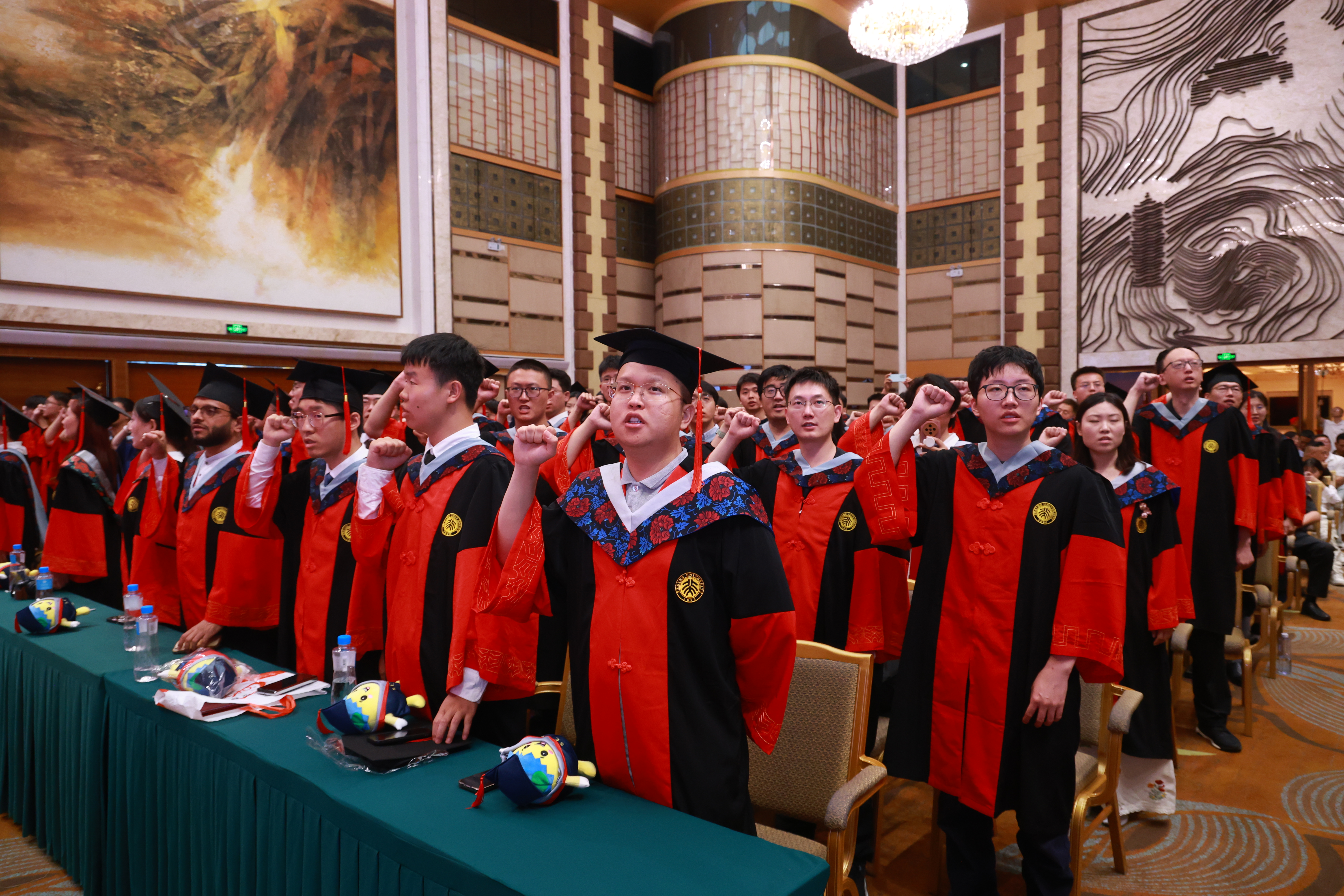 13-2全体毕业生宣誓.JPG