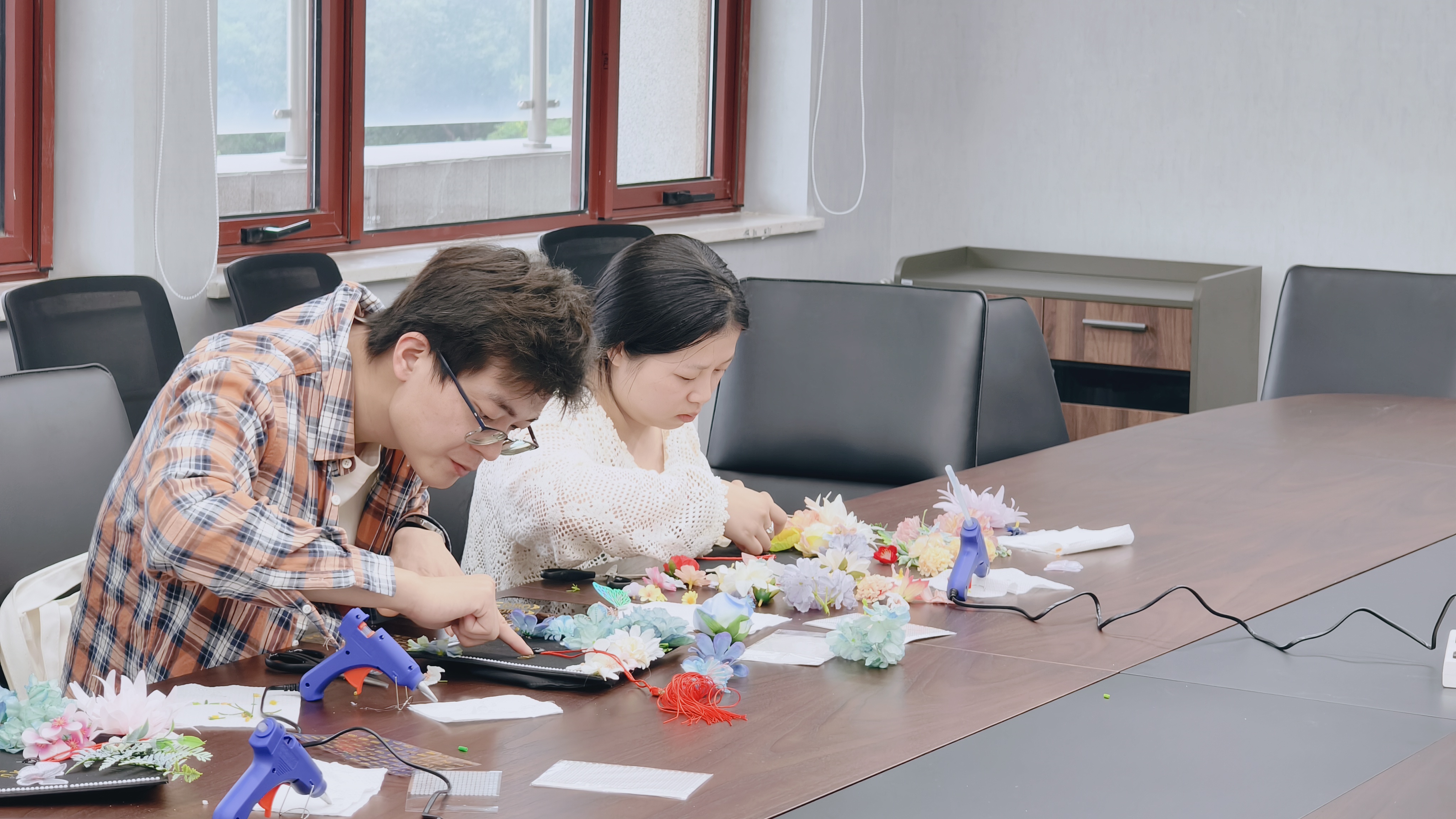 图片16:同学们制作簪花毕业帽.jpg