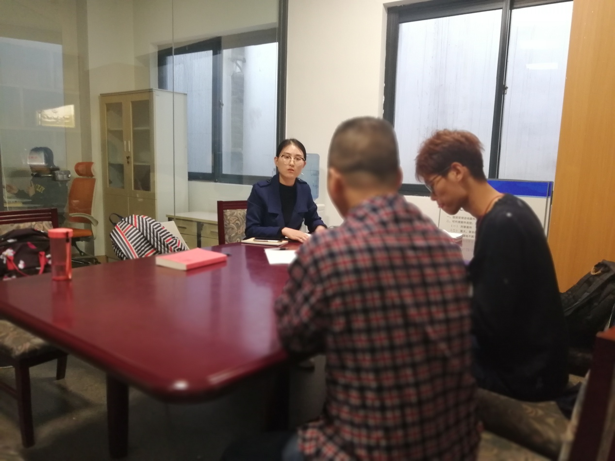 ../优秀项目奖参评材料-法学院-北京大学法律援助协会/志愿服务照片与短视频/志愿服务照片/法律咨询志愿服务照片/咨询现场%20与当事人交流.jpg