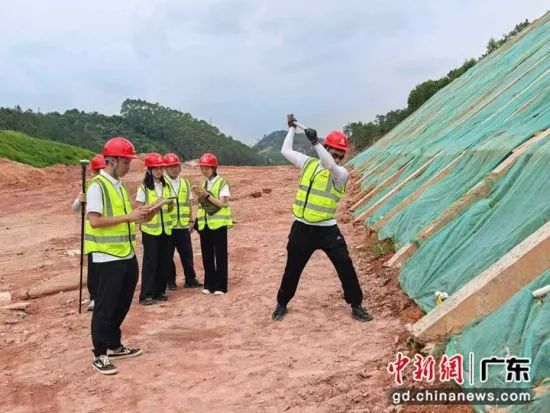 中新网转载突击队的照片.jpg