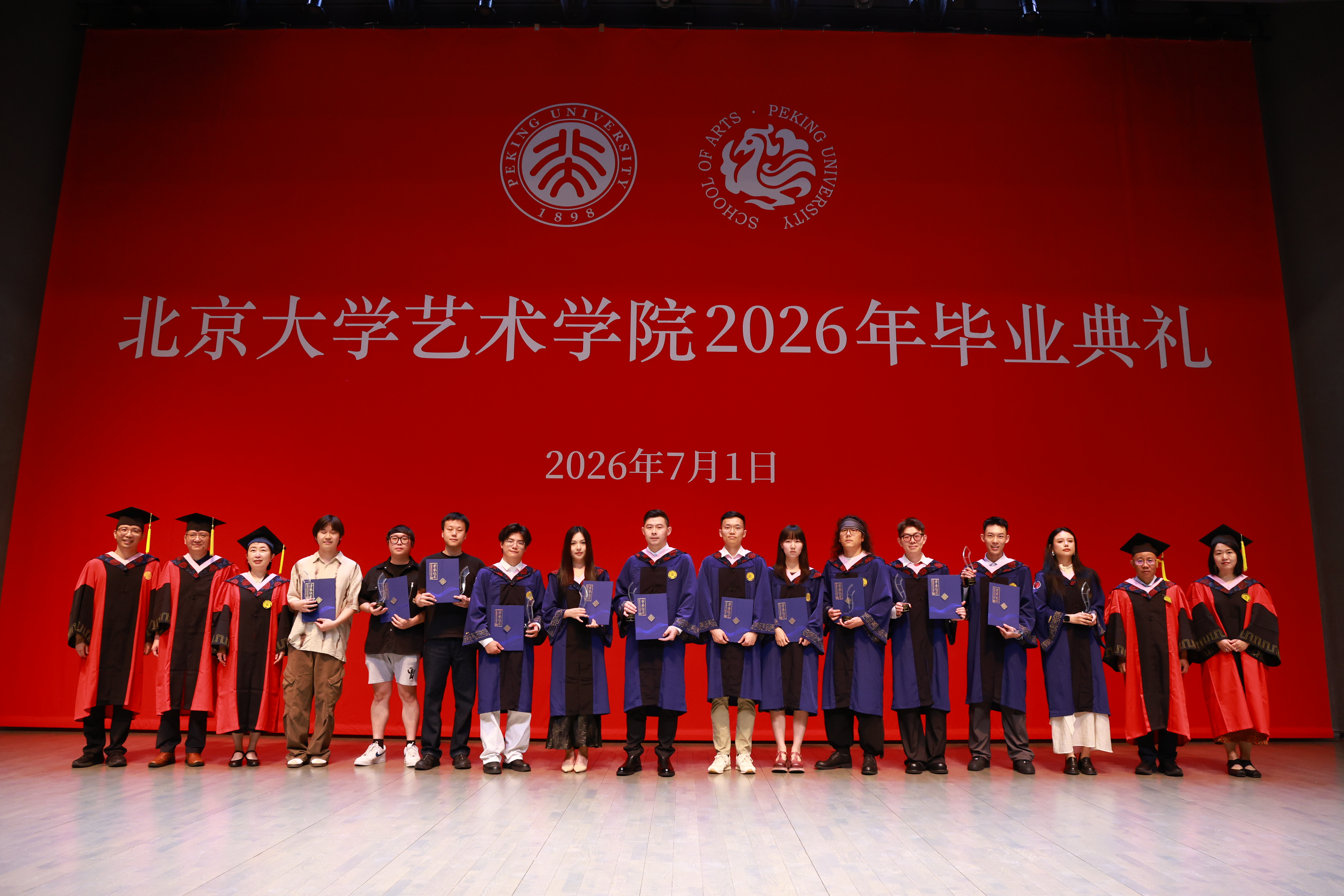 图13 学院奖领奖.JPG