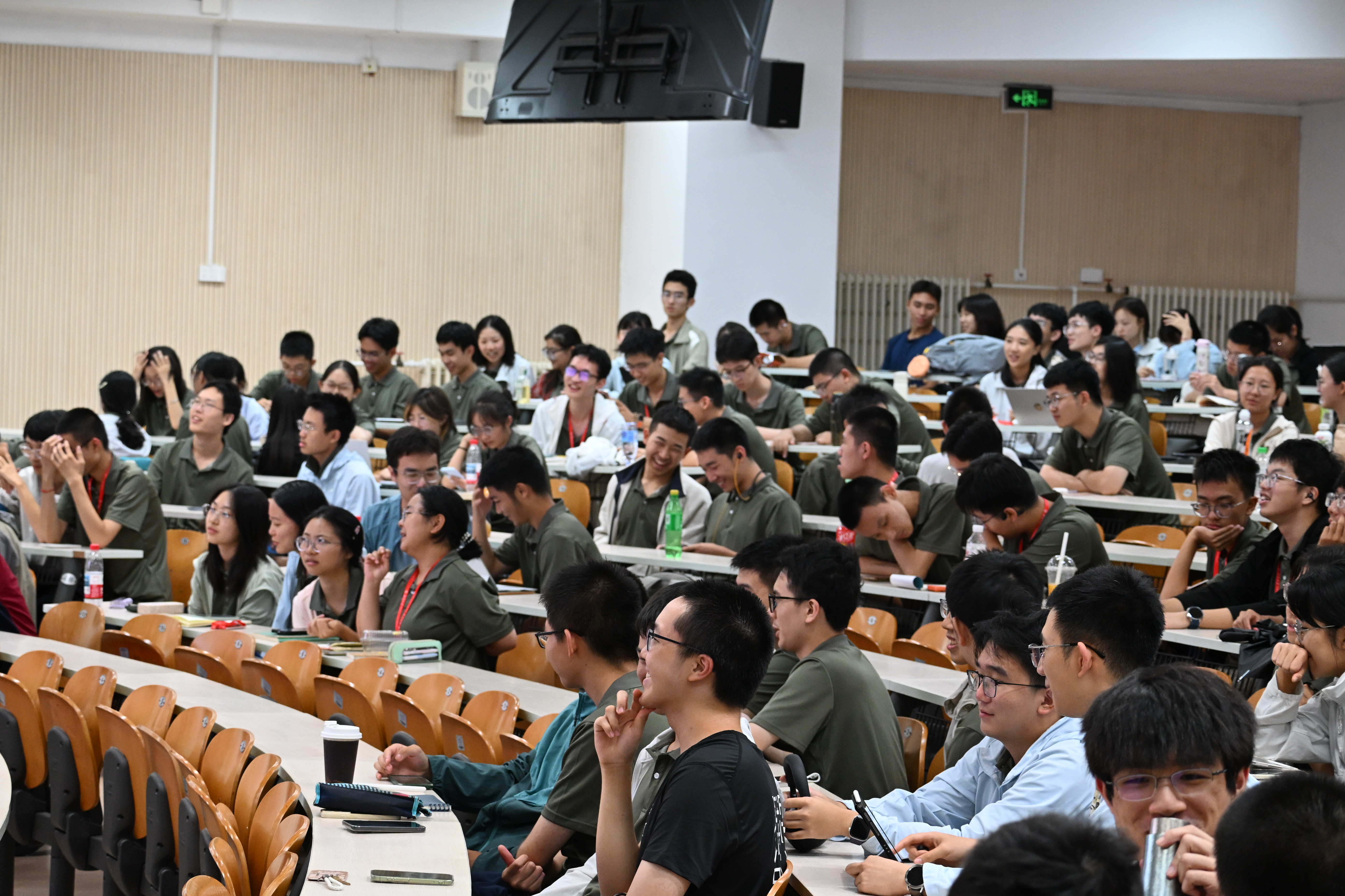同学们热烈交流1.jpg